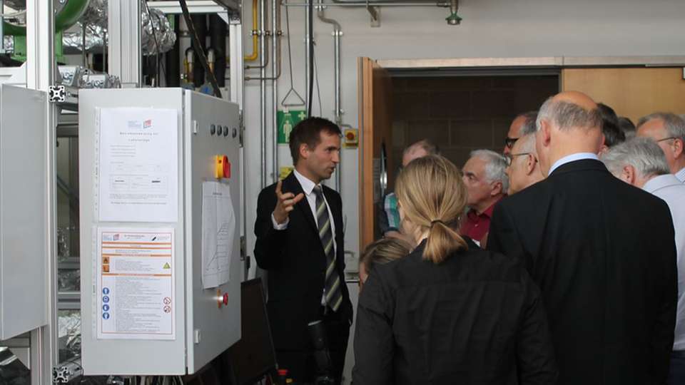 ORC-Anlage live: Die Universität Bayreuth stellte die Forschungsergebnisse zum ORC-Minikraftwerk im Rahmen einer Veranstaltung im Juni vor.