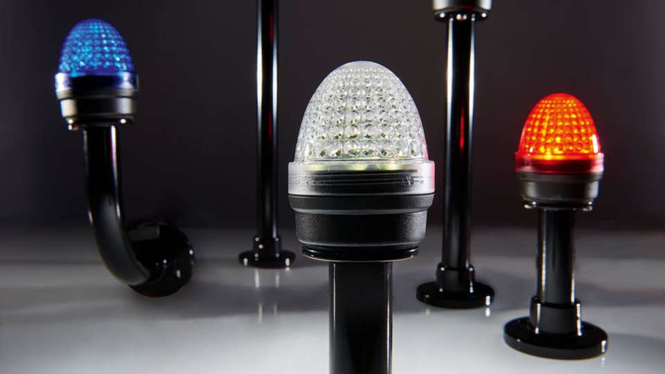 Niedriger Verbrauch, modernes Design, umfangreiches Zubehör: Die neue Signalleuchten-Serie Tilted Diamond+ mit LED-Ausleuchtung.
