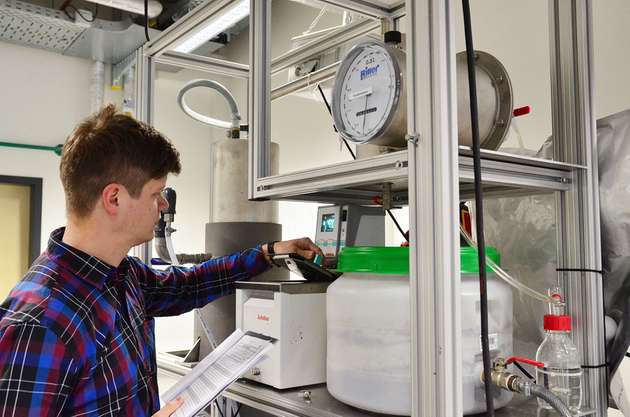 An der FH Münster tüftelt Tobias Weide an einem Hochlast-Reaktor für den Einsatz in Biogasanlagen.
