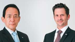 Toshi K. Funaki (IDEC) und Grégory Sachnine (Apem)  freuen sich auf die Synergien, die sich die Unternehmen aus der Fusion versprechen.