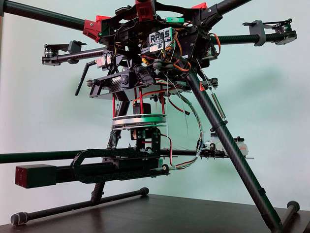 Die Drohne für Schädlingsbekämpfung ist leicht und fährt auf zwei Carbonschienen.