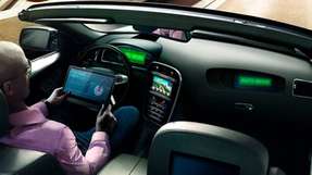 Continental demonstriert mit Cruising Chauffeur, wie eine hochautomatisierte Autobahnfahrt in Zukunft funktionieren könnte.