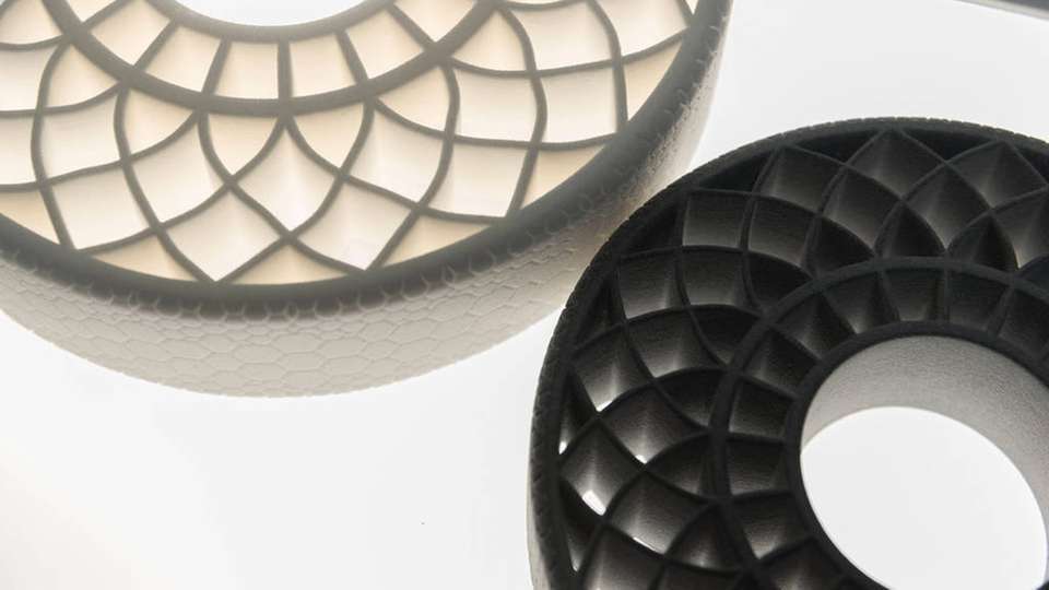 Diese beiden luftlosen Reifen wurden im 3D-Druck-Verfahren unter Verwendung von thermoplastischem Polyurethan vnon BASF hergestellt.