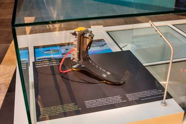 Mit Systemen, die Körperenergie in Strom umwandeln, wie diese Fußprothese, wollen Forscher des KIT transportable Elektrogeräte wie Smatphones oder Herzschrittmacher betreiben.