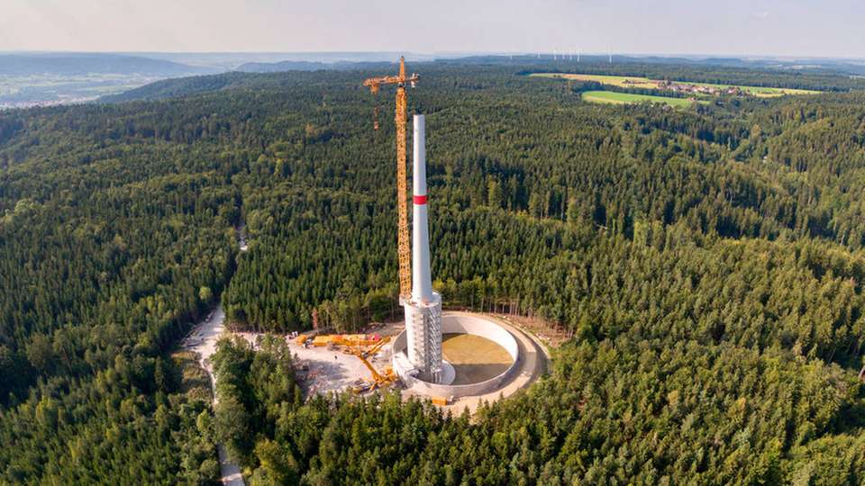 In Gaildorf wächst für ein einzigartiges Kombinationsprojekt aus Wind und Wasserkraft eine Windkraftanlage in die Höhe.