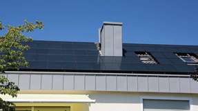 Selbst erzeugter Strom aus der Photovoltaik-Anlage auf dem Hausdach kann auch zur Wärmeversorgung genutzt werden