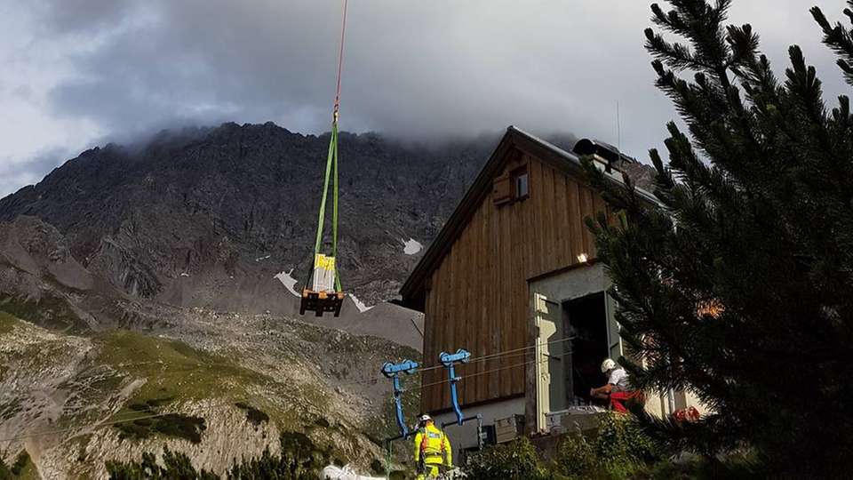 Die Anlieferung des Speichers erfolgte per Hubschrauber, da die Hütte auf dem Berg schwer zugänglich ist.