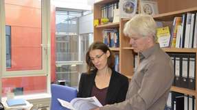 Die Marburger Chemieprofessorin Dr. Stefanie Dehnen und ihr Kollege Professor Dr. Bernhard Rohling knüpfen Verbindungen und gewinnen daraus Energie.