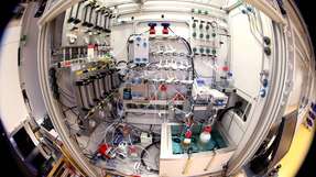 Evonik und Siemens tüfteln an grüner Chemie: In einer Fermentation – hier im Labormaßstab – verwandeln spezielle Bakterien CO-haltige Gase durch Stoffwechselprozesse in wertvolle Chemikalien.