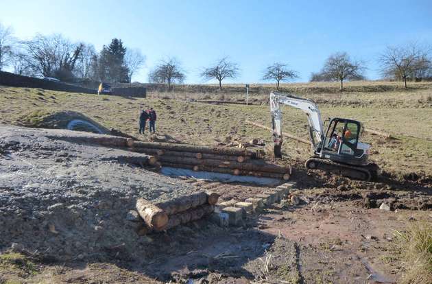 Bau des Holzkastenverbaus im Auslaufbereich des Regenrückhaltebeckens.
