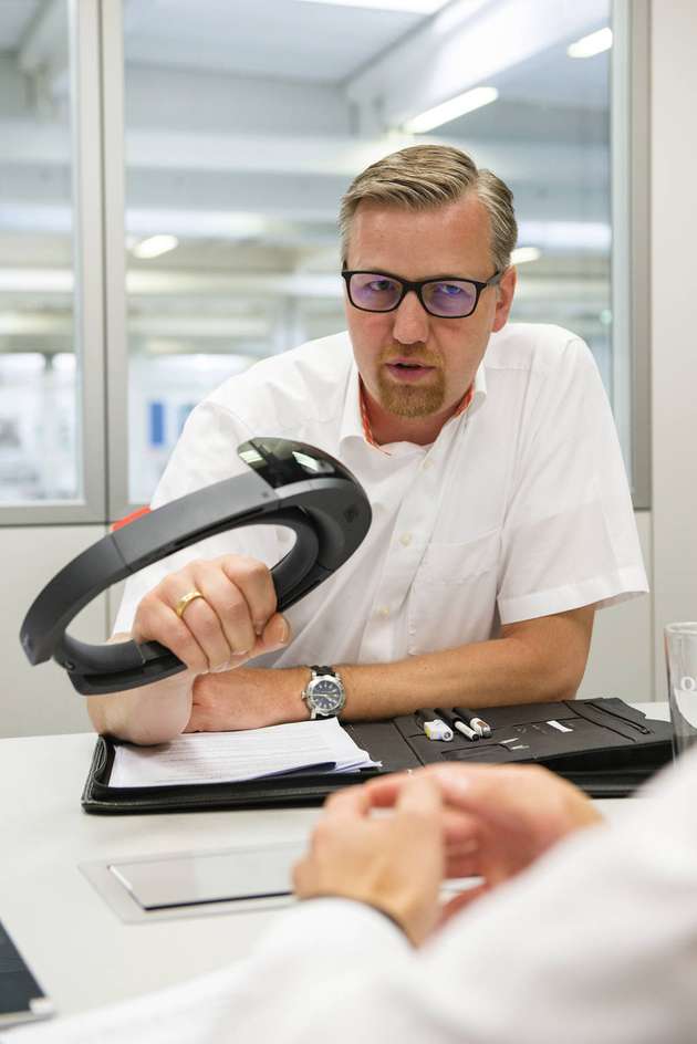 „Es darf nicht passieren, dass ein Anwender künftig fünf AR-Brillen vorhalten muss, weil er Maschinen von fünf verschiedenen Maschinenbauern betreibt“, sagt Dr. Christoph Runde vom VDC Fellbach.