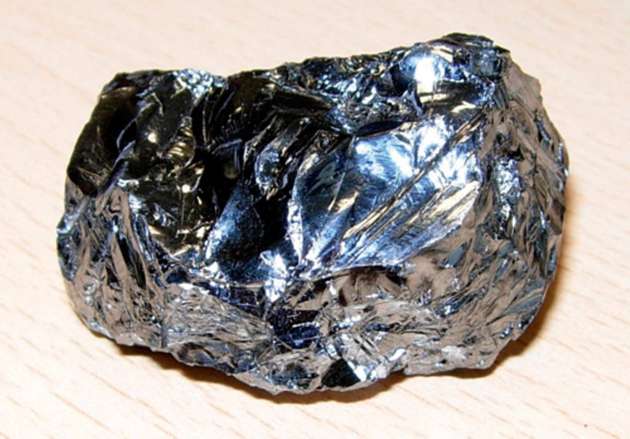 Reines Silizium (Si) weist einen typischen metallischen Glanz auf.