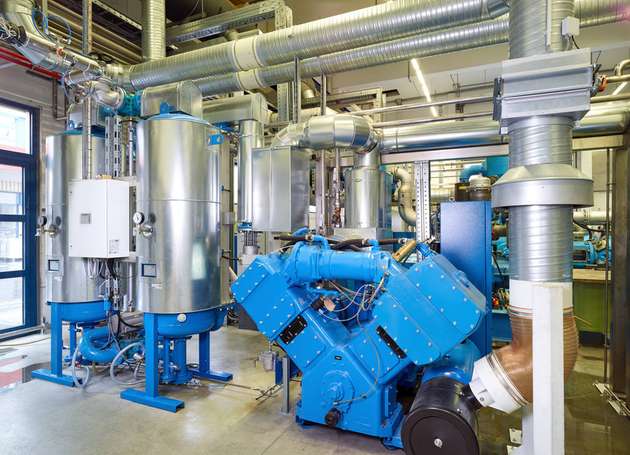 Die regeltechnische Kopplung von Champion-Kompressoren mit dem HOC-Adsorptionstrocknersystem (links im Bild) führt zu einer zusätzlichen Einsparung von rund 50.000 kWh beziehungsweise 7.500 Euro im Jahr.
