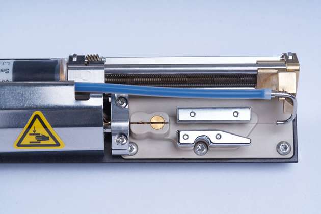 Geöffneter Druckkopf: Bevor sich der hauchdünne Tintenstrahl abschaltet, schließt Sealtronic Düse und Fängerrohr automatisch. Dieses System hält die Tinte frisch.