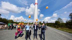 Mit aufsteigenden Ballons eröffnen Markus Behr, Hans Dieter Kraft und Marcelo Peerenboom zusammen mit den zahlreichen Besuchern die Erweiterung des Windparks Höhn.