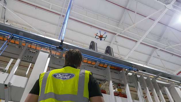Statt Anlagen für Gerüst-Einsätze zu schließen, werden kamerabesetzte Drohnen an die zu prüfenden Stellen in bis zu 50 Metern Höhe geschickt.