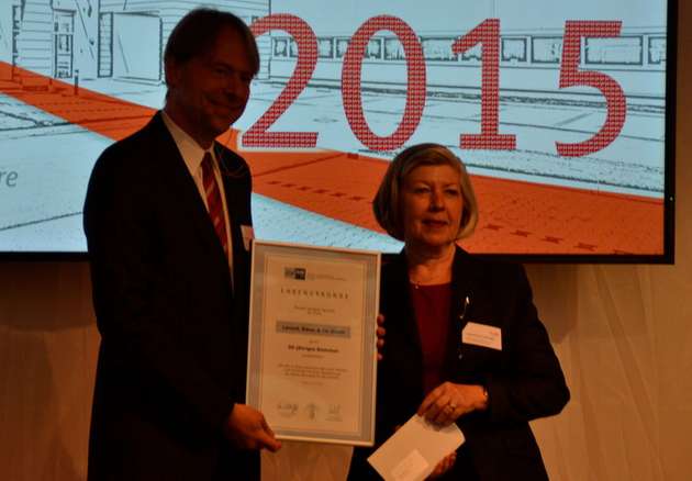 Jutta Kruft-Lohrengel, Präsidentin der IHK Essen, Mühlheim, Oberhausen, überreicht Matthias Lenord die Ehrenurkunde zum 50jährigen Bestehen.