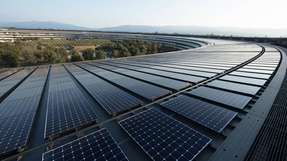 Das neue Apple-Hauptquartier in Cupertino wird zu 100 Prozent mit erneuerbarer Energie versorgt, zum Teil aus einer 17-Megawatt-Solaranlage auf dem Dach.