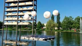 Schwimmende Mini-Solaranlage: Das Ausstellungsstück von REC auf der Intersolar in München.