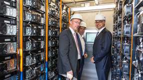 Energieminister Christian Pegel, Wemag-Projektleiter Jost Broichmann und Wemag-Vorstand Thomas Murche (v.l.) nehmen die Batteriespeicherstation WBS 500 gemeinsam in Betrieb.
