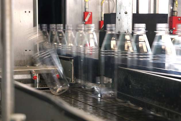 Fehlerhafte oder nicht perfekt saubere Flaschen werden am Ende des Inspektionstunnels per Druckluft aus der Linie gestoßen.