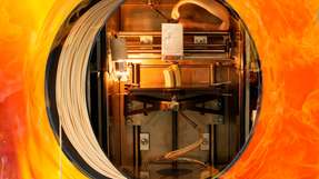 Mittels eines selbstgebauten Hochtemperatur-3D-Druckers konnte Igus ein verschleißfestes und hitzebeständiges Filament herstellen.
