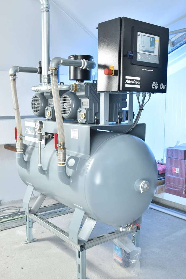 Die GVS-40-Doppelvakuumpumpe erzeugt genug Unterdruck für die Fertigung auch größerer Carbonteile.