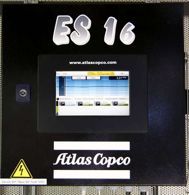 Die übergeordnete Steuerung ES16 regelt als Energiesparsystem die optimale Auslastung der drei Kompressoren, die jeweils gerade in Betrieb sind.