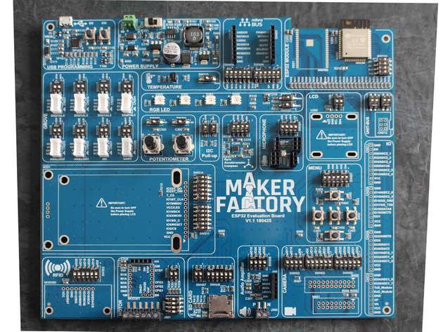 Beim Makerfactory-Evaluierungsboard wird die I/O- und Sensorauswahl über DIP-Schalter auf dem Board gesteuert.