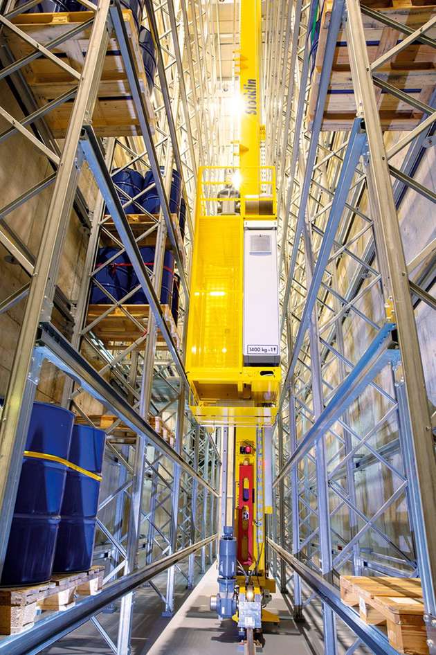 Die 260 Paletten-Stellplätze im Flüssigstofflager werden durch ein Regalbediengerät des Typs MASTer 24-DT mit fester Zwei-Zinken-Teleskopgabel für einfachtiefe Lagerung angefahren.