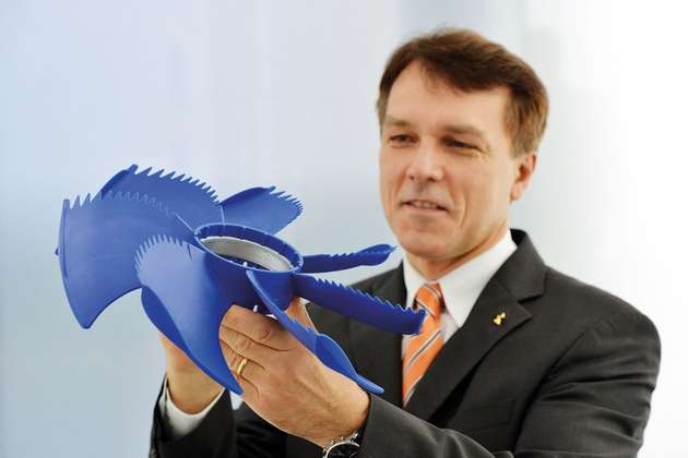 CEO Peter Fenkl mit dem bionischen Ventilator