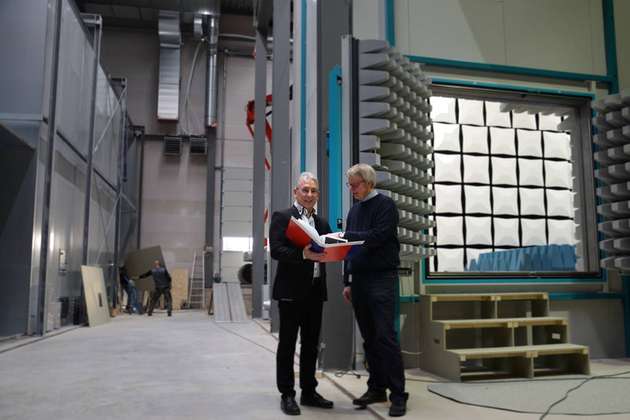 Geschäftsführer Dr. Altmaier (links) und Matthias Wirth (Laborleiter EMV Industrie) überprüfen den Baufortschritt der Absorberhallen. Bis Juli sollen alle Prüfanlagen in den Betrieb gehen.