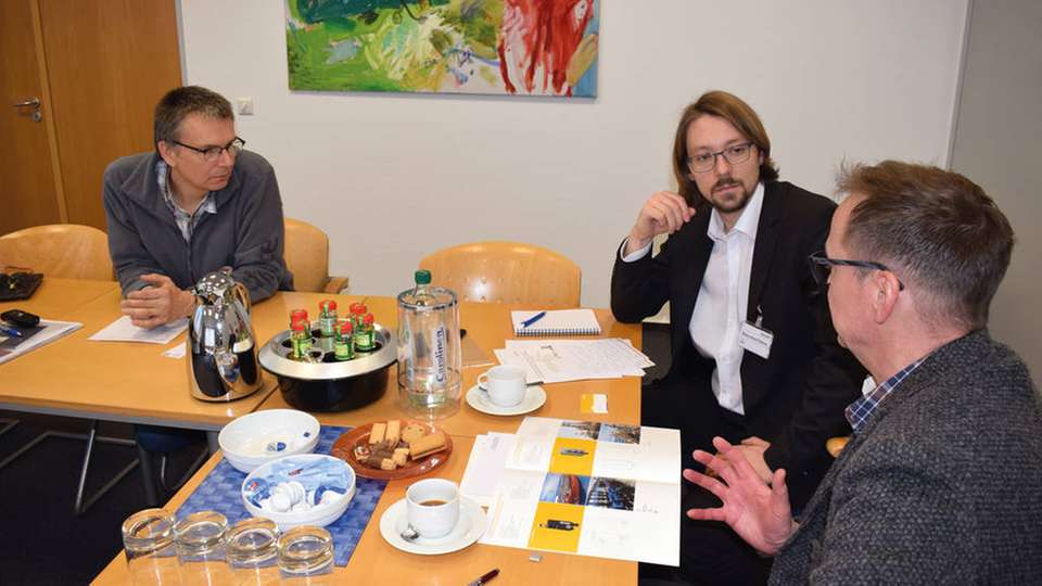 P&A zu Gast bei Steute: Carsten Both, Entwicklungsleiter Industrieprodukte (links), und Rainer Lumme, Product Manager Extreme (rechts), berichten P&A-Chefredakteur Florian Mayr von den Gerätetests auf Helgoland.