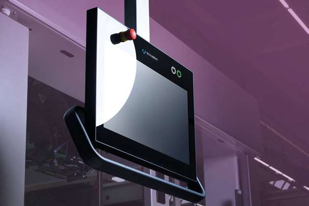 Schubert System Elektronik bietet mit seiner Marke Prime Cube auch Anbau-Panel-PCs mit Displaydiagonalen bis zu 55 Zoll an. Die Displays sind multitouchfähig und können mit ihrer 4K-UHD-Auflösung auch detaillierte Maschinendarstellungen visualisieren. Sie lassen sich hängend oder stehend montieren. Eine Adaption an Tragarm- oder Standfußsysteme ist möglich.