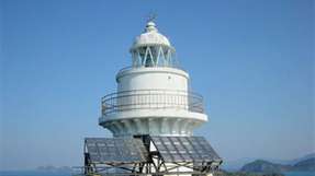 Ein Meilenstein in der Historie von Sharp: Der Leuchtturm der Ogami Insel in Nagasaki, ausgerüstet mit Sharp Solarmodulen.
