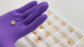 Ob zweischichtig, mit Loch oder komplexer Struktur: FabRx produziert Tabletten in den verschiedensten Formen.