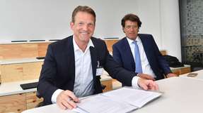 Bei der Vertragsunterzeichnung: Dr. Daniel Holz, Geschäftsführer von SAP Deutschland (links), und Klaus Rosenfeld, Vorstandsvorsitzender von Schaeffler.
