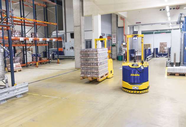 Fahrerlose Transportfahrzeuge sorgen für einen reibungslosen Warenumschlag im Logistikzentrum von Emmi in Ostermundingen.