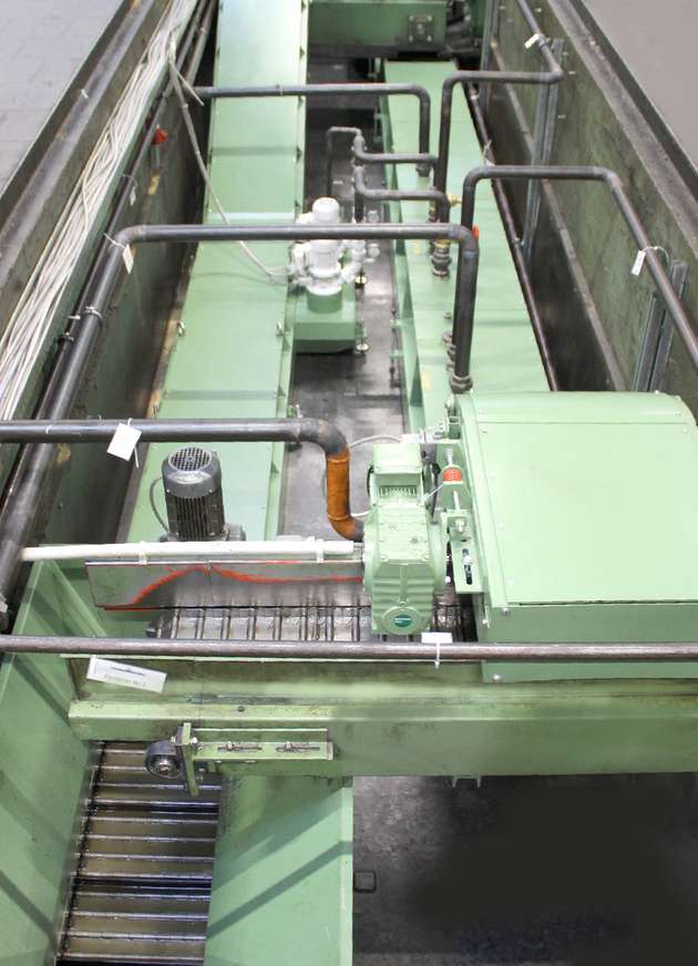 Im neuen Kratzerförderer (rechts im Bild) wird bei Voswinkel das Schneidöl vorfiltriert und über eine integrierte Hebestation zur zentralen Filteranlage gepumpt.