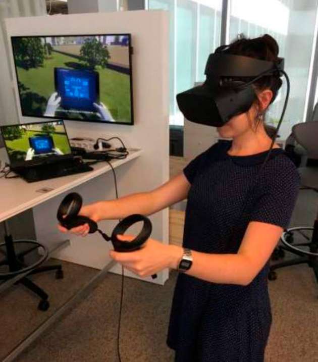 Beim Virtual-Reality-Erlebnis laufen Besucher durch eine virtuelle Produktionsumgebung, um potenzielle Sicherheitslücken zu entdecken und beheben.