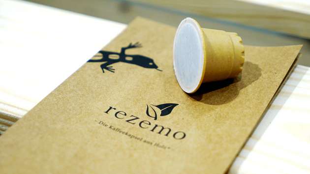 Eine umweltfreundliche Verpackungsalternative, die auf dem Optima-Stand zu sehen war: Holz-Kaffeekapseln des Start-ups Rezemo aus Stuttgart.