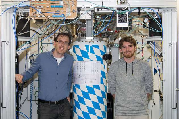 Erstautor Stefan Pogorzalek (rechts) und Mitautor Dr. Frank Deppe mit dem Kryostaten, in dem sie das Quanten-LAN erstmals realisiert haben.