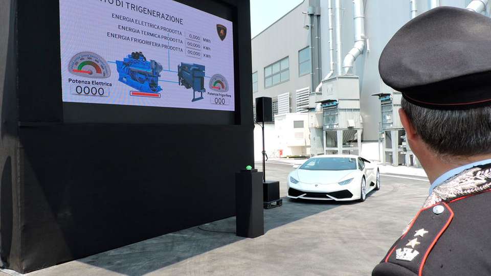 Symbolischer Start: Noch zeigt die Schautafel im Lamborghini-Werk null Leistung, während der zur Dekoration bereitgestellte Flitzer und die italienische Staatsgewalt auf den großen Augenblick warten, an dem der grüne Knopf gedrückt wird: 