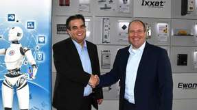 Bernd Hantsche (links), Director Product Marketing Embedded & Wireless bei Rutronik und Thilo Döring, Geschäftsführer von HMS, freuen sich über den neuen Distributionsvertrag.