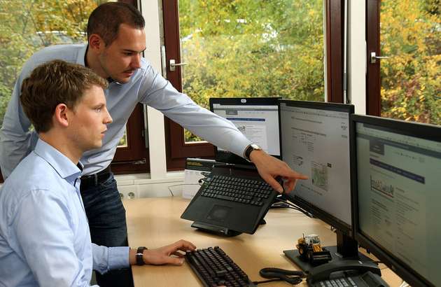 Mit einer Online-Software können Gemeinden schnell prüfen, ob die neue Technik für sie in Frage kommt. Im Bild: die Doktoranden Philipp Müller (vorne) und Andreas Glöckner.