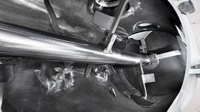 Blick in den Mischraum: Mit speziell angepassten Werkzeuggeometrien und Messerköpfen will Lödige die besonderen Anforderungen bei Trockenmischungen von Brems- und Reibbelagsrezepturen erfüllen.