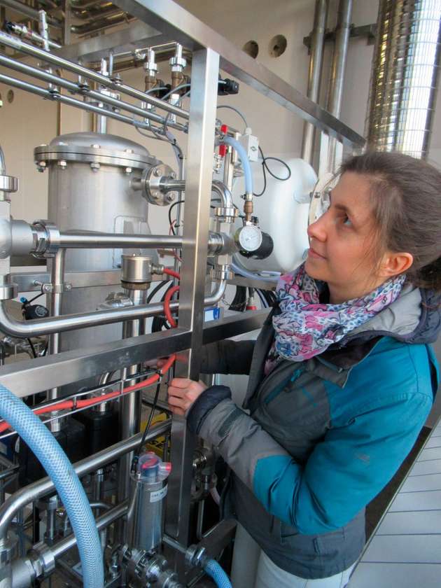 Franziska Strube, wissenschaftliche Mitarbeiterin am Lehrstuhl für Umweltgerechte Produktionstechnik, begutachtet die Anlage bei Neumarkter Lammsbräu.