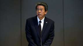 Toshiba-Chef Hisao Tanaka stolpert über Bilanzfälschungen und muss zurücktreten.