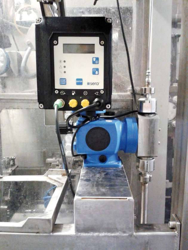 Laktasedosierung: Eine Molkerei in Norddeutschland hat die vorhandene Füllmaschine mit einer CIP-reinigbaren Membrandosierpumpe nachgerüstet.