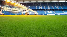 Der Rasen im Hamburger Volksparkstadion muss einiges abkönnen: neben regelmäßigen Fußballspielen auch Konzerte und andere Großveranstaltungen. Vor allem in den Wintermonaten ist ein effektiver Frostschutz dabei unabdingbar.